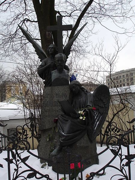 File:Tchaikovskys tomb.jpg