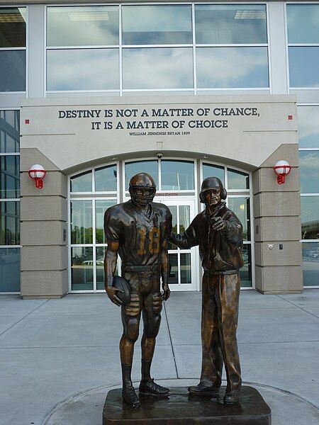 File:TomOsborne&BrookBerringer Statue.JPG