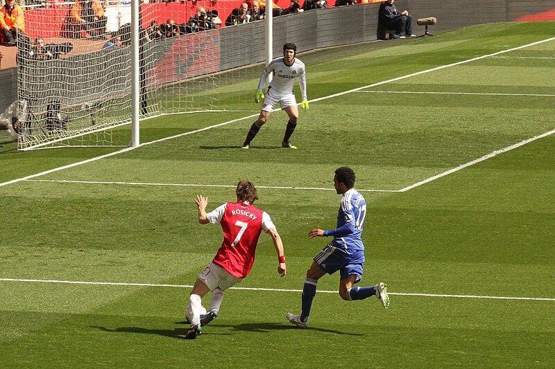 File:Tomas Rosicky attacks.jpg