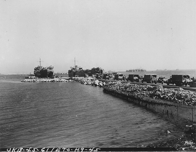 File:US Navy LST209&LST332.jpg