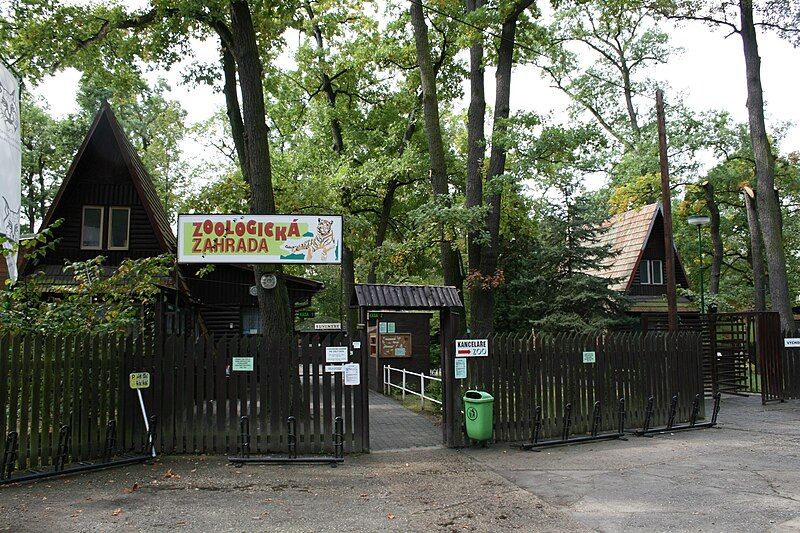 File:Vstup Zoo Hodonin.jpg