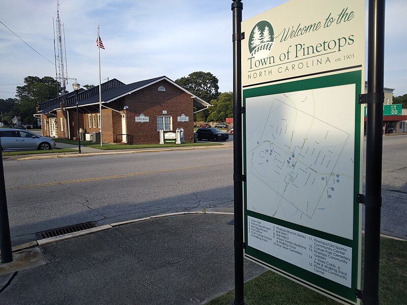 File:WelcomeSign-PinetopsNC.jpg