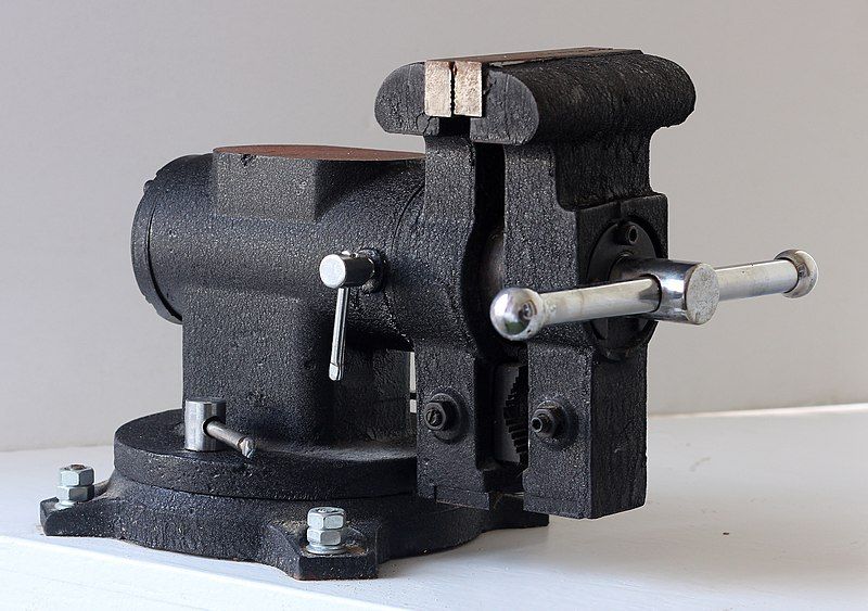 File:An engineer's vise.jpg