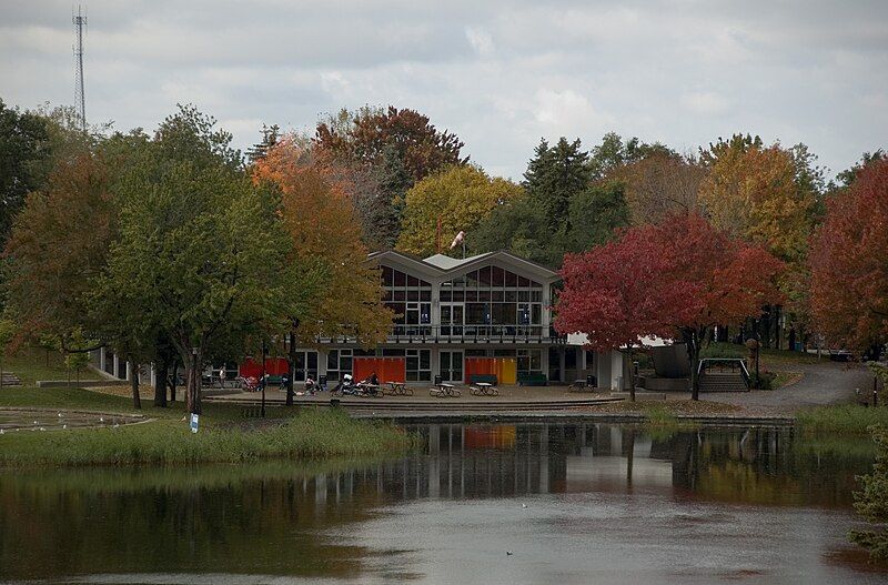 File:Beaver Lake Chalet.jpg