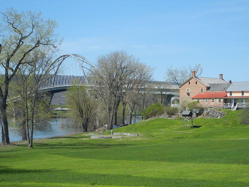 File:Chimney Point, Vermont.JPG