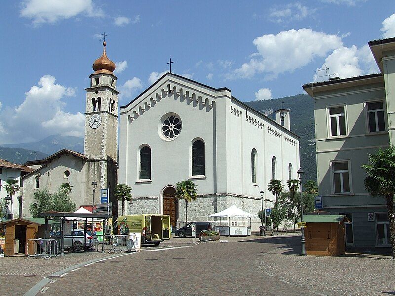 File:Dro - church.JPG