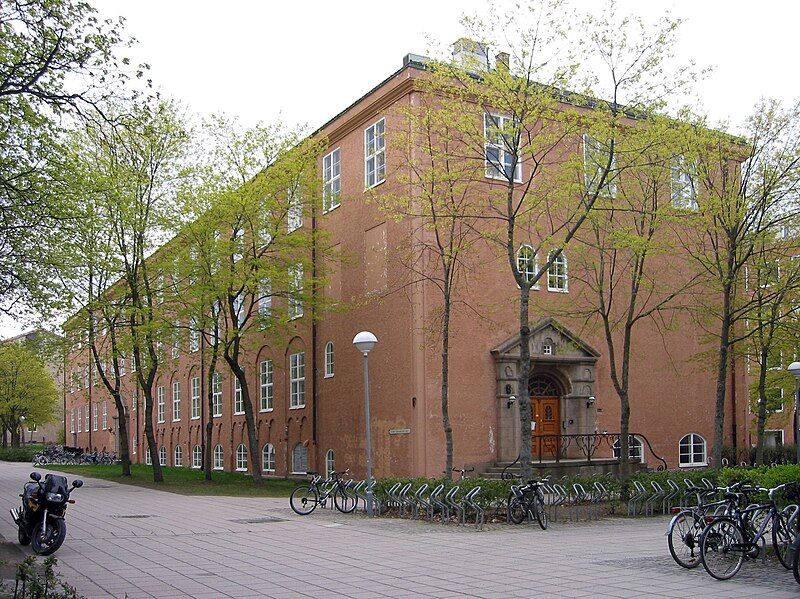 File:Gamle fysikk NTNU.JPG