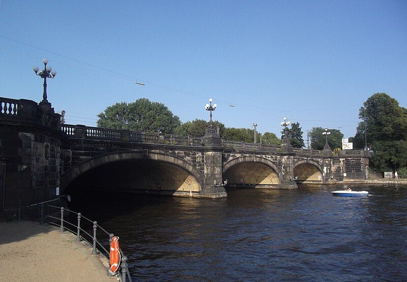 File:Hamburg Lombardsbrücke DS456n.jpg