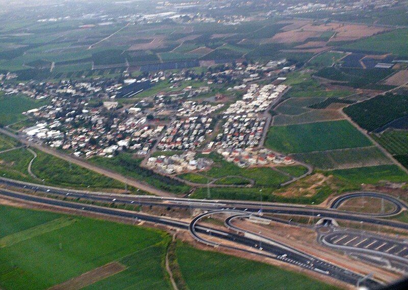 File:Kfar Chabad.jpg