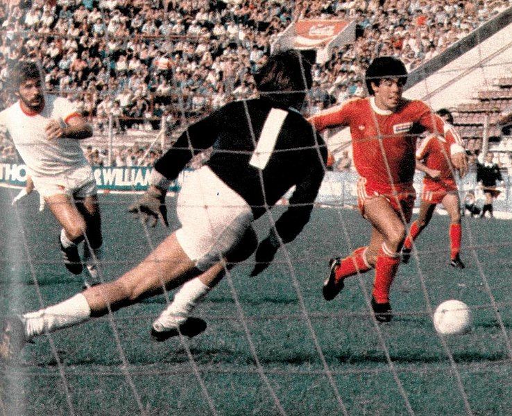 File:Maradona vs huracan.jpg