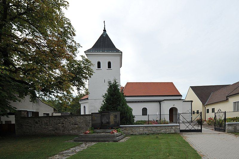 File:Markthof Kirche.jpg