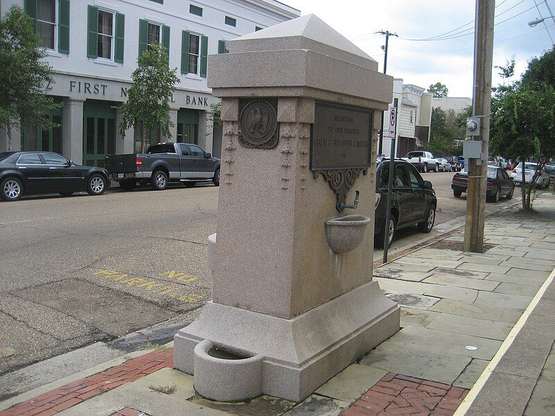 File:Natchez4Sept2008BankFountainA.jpg