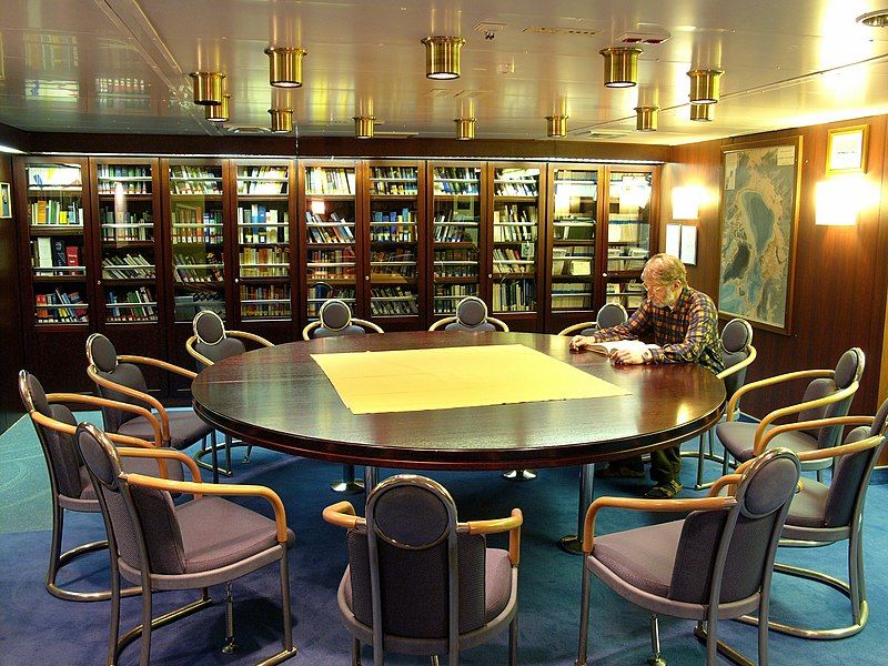 File:Polarstern library hg.jpg