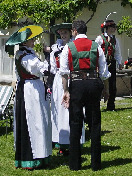 File:Tracht Suedtirol.jpg