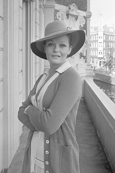 File:Valerie Perrine (1975).jpg