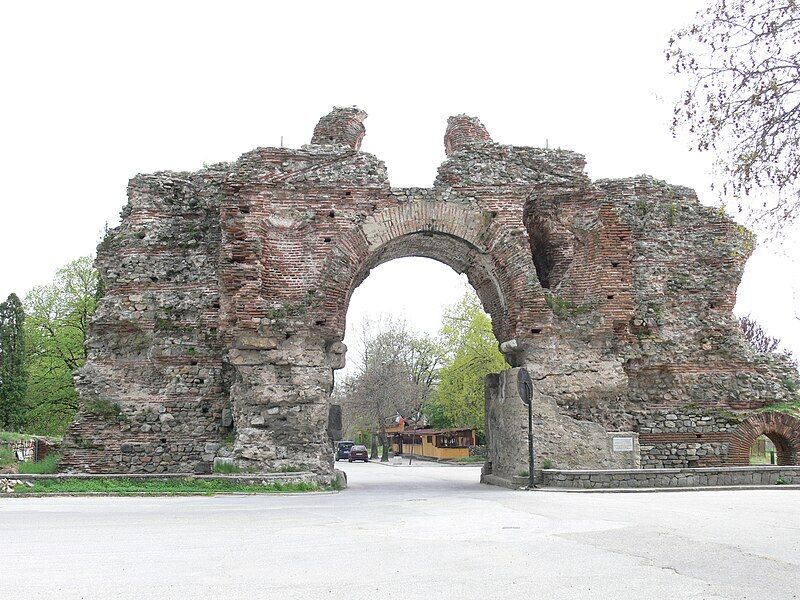 File:Hisarya-lateroman-gate.JPG