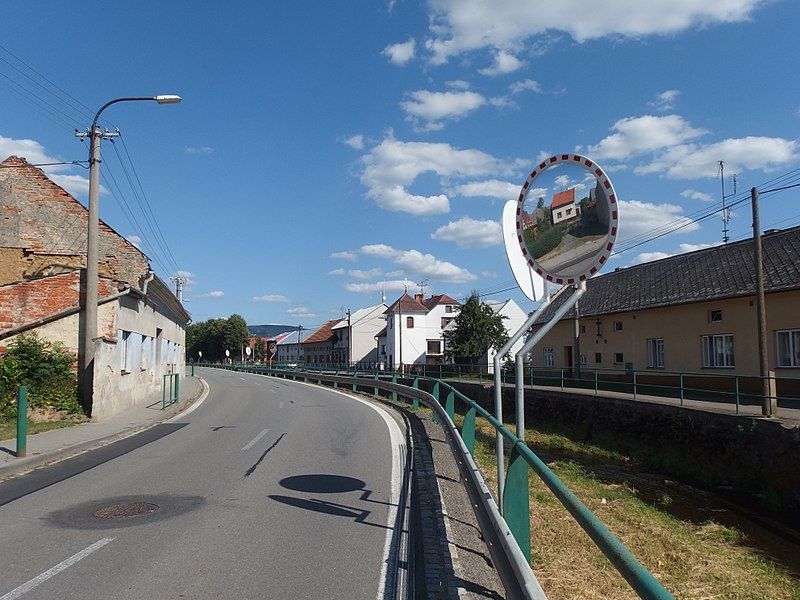 File:Křtomil, zrcadla.JPG