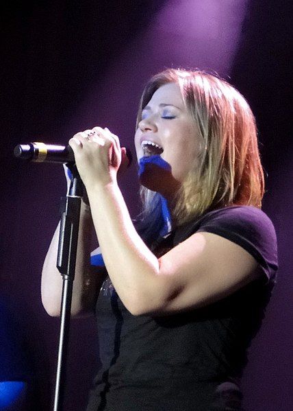 File:KellyLive2010.jpg