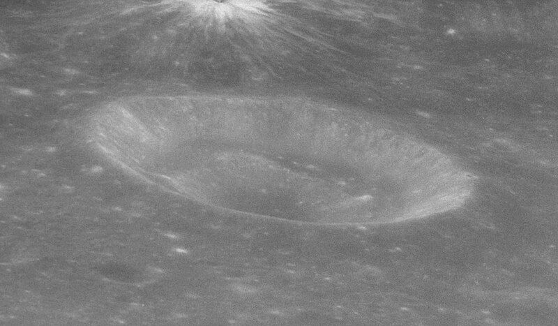 File:Leakey crater AS12-52-7714.jpg