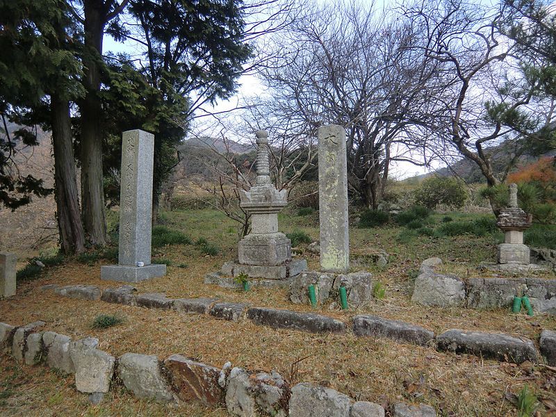 File:Ouchi Yoshioki's Grave.JPG