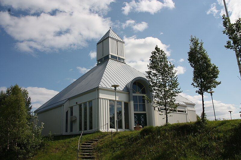 File:Sørreisa church.jpg