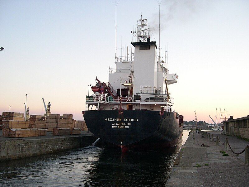 File:Saint-Malo harbour-01.jpg