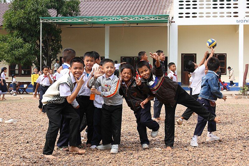 File:Schoolchildren in Savannakhet.JPG