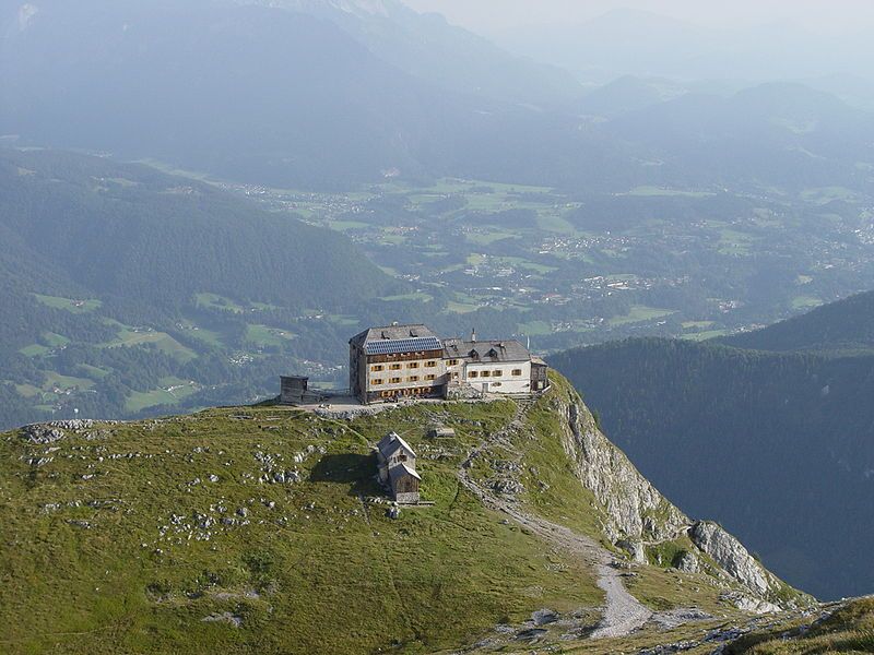 File:Watzmannhaus-vom-watzmann-gesehen.jpg