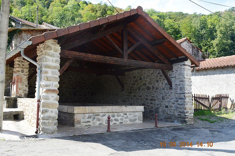 File:Aulos, Ariege, Lavoir.JPG