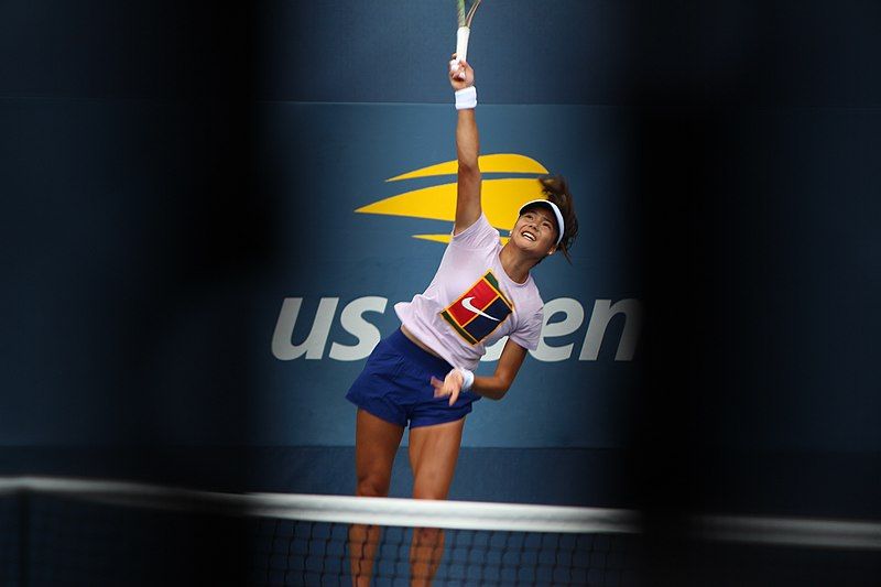 File:EmmaRaducanu2022USOpenPractice.jpg