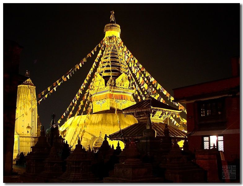 File:Glowing Swayambhu (3005358416).jpg