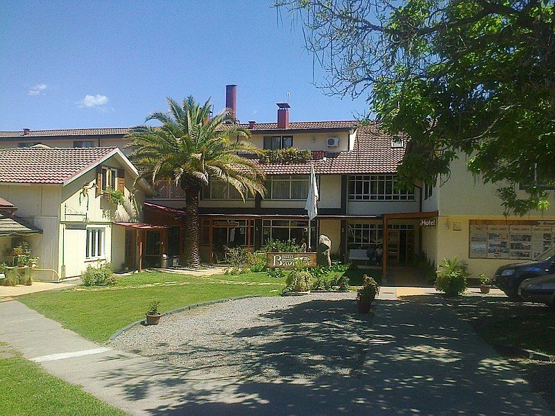 File:Hotel Villa Baviera.jpg