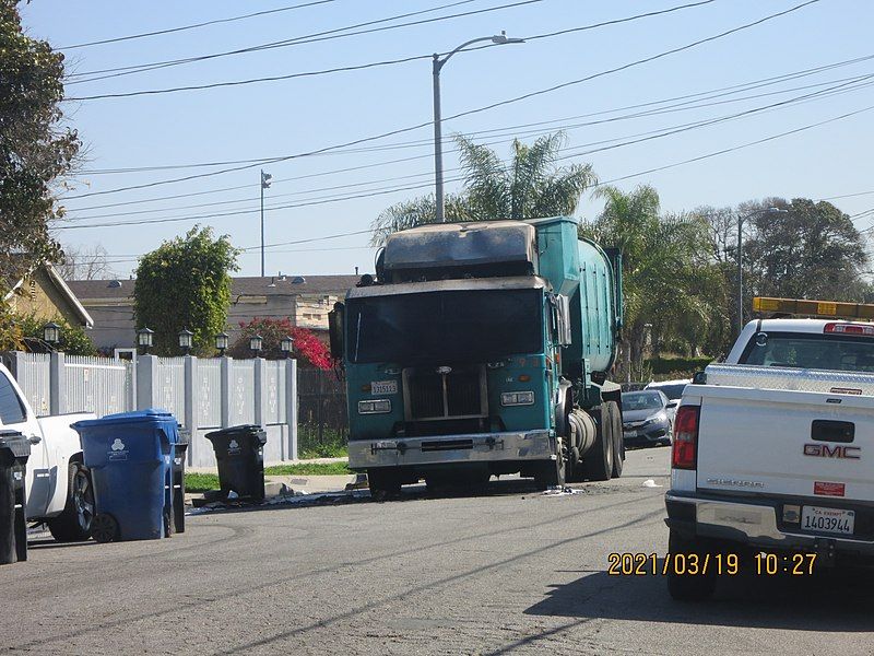 File:LA-City-Sanitation-trash-truck-2.jpg