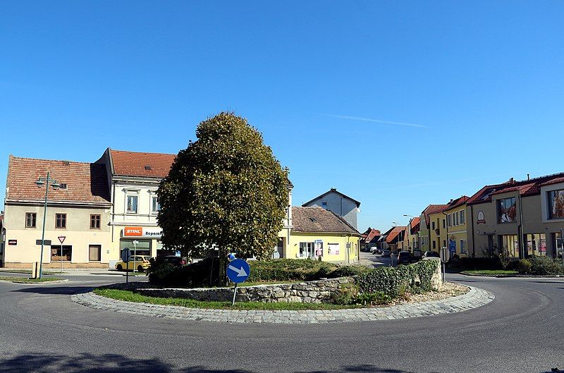 File:Roundabout, Unterwaltersdorf.jpg