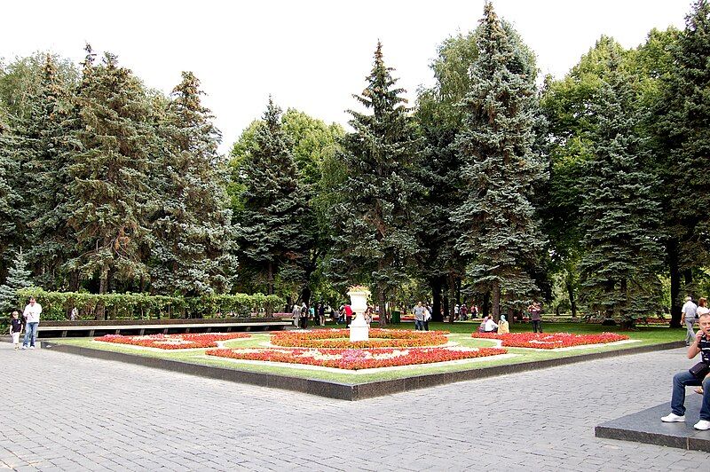 File:Taynitsky Garden-1.jpg