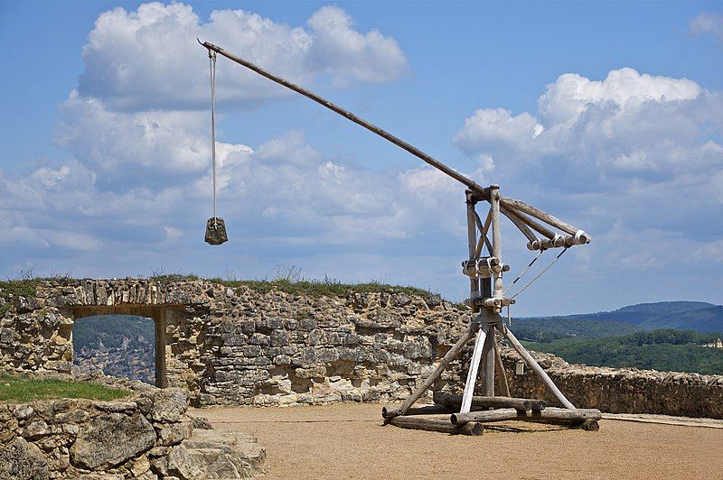 File:Trébuchet Castelnaud.jpg