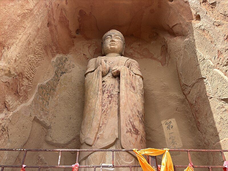 File:Xumishan Grottoes 35.jpg