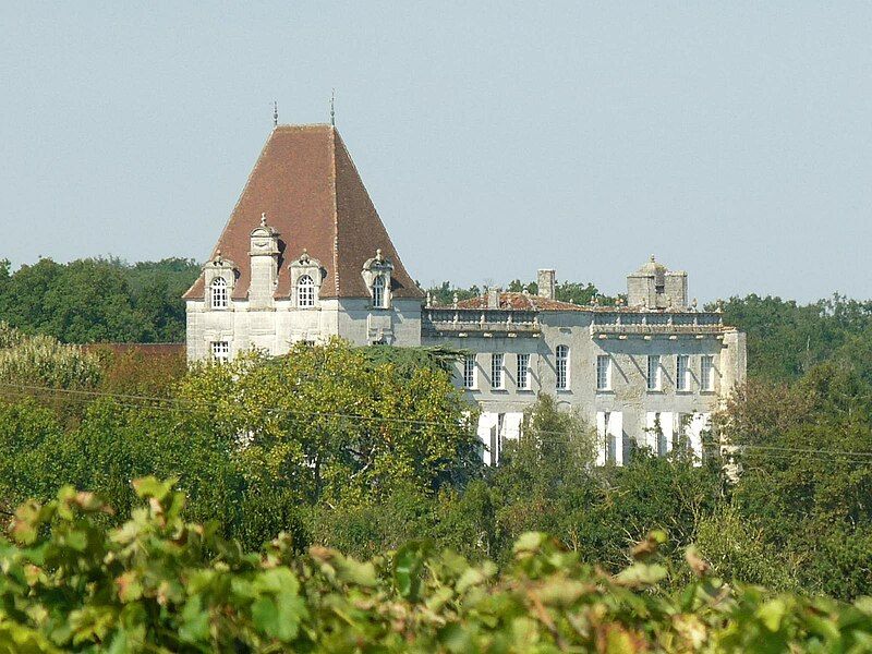 File:Bourg-ch castle1.JPG