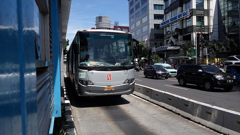 File:Bus Komodo AAI.jpg