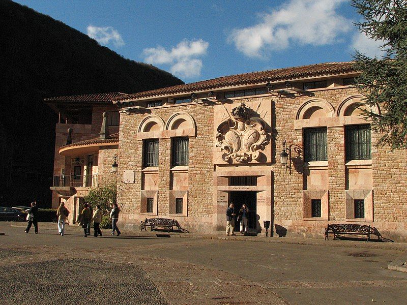 File:Casa Capitular (Covadonga).jpg