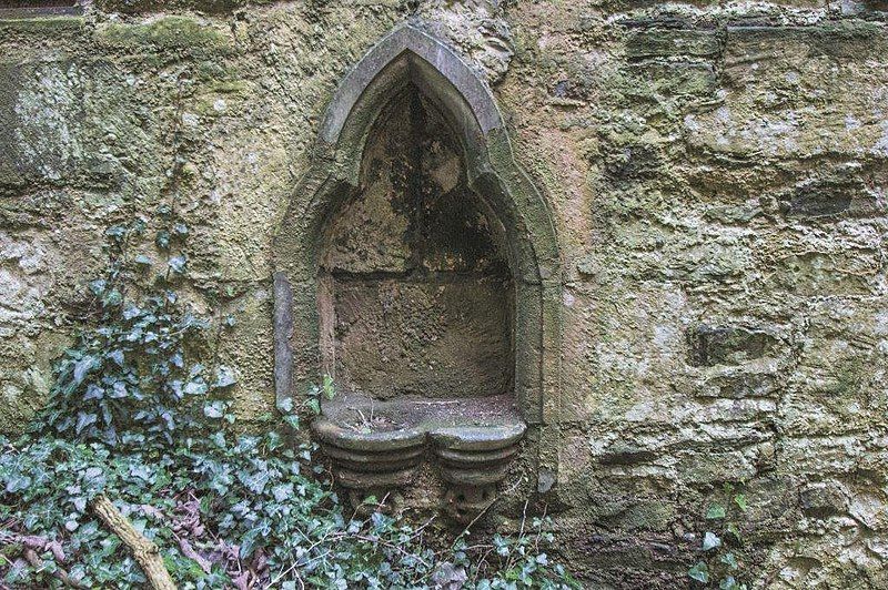 File:Cavers Castle piscina.jpg