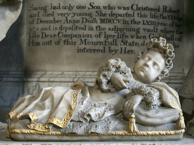 File:Child's effigy, Bletchingley.JPG