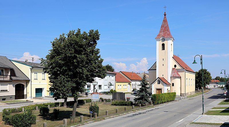 File:Engelhartstetten - Ortszentrum.JPG