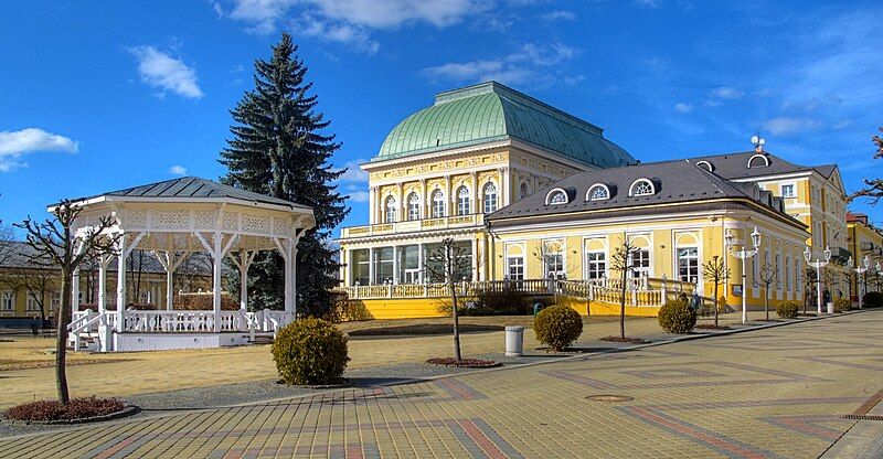 File:Franzensbad Casino.jpg