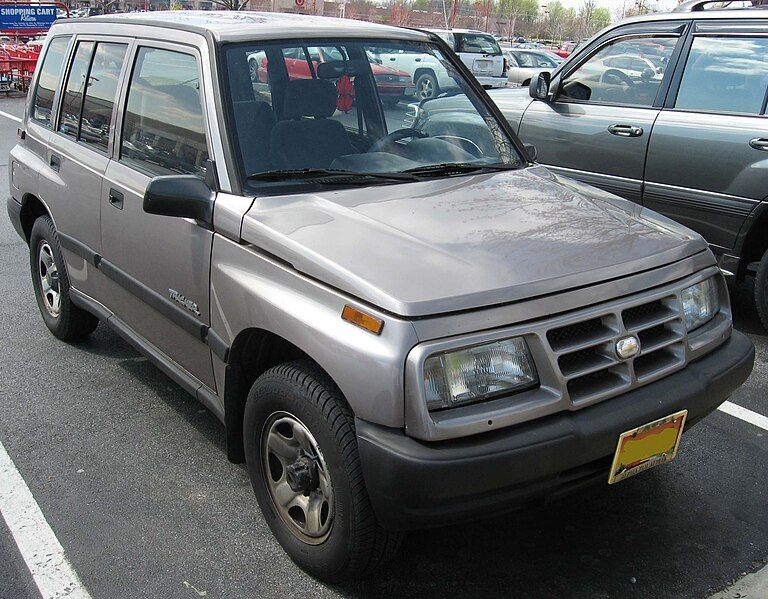 File:Geo-Tracker-4door.jpg