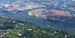 Port of Hamburg and the quarter Othmarschen (in front). View from north-west.