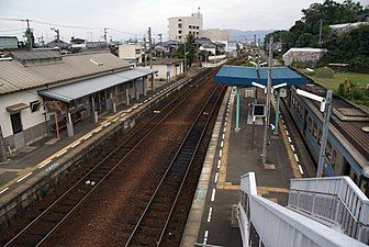 A view of the station platforms and tracks, looking in the direction of Tokushima. In the far distance, a siding can be seen branching off track 1 to the left.