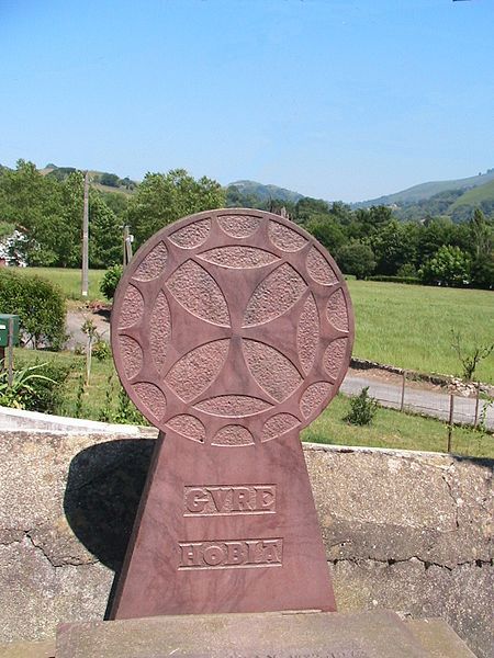 File:Hilarri PawCross.jpg