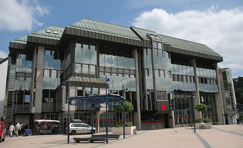 File:Idar-Oberstein-Sparkasse1-Bubo.JPG