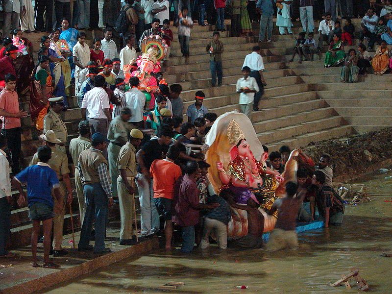 File:Immersion-de-Ganesh.jpg